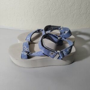 Teva Women's Flatform Universal Gloriosa Sandal Size  7 Daisy Print